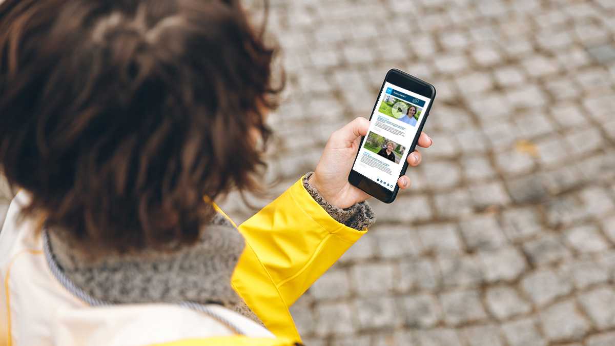 Personne lisant parlons santé sur son smathphone